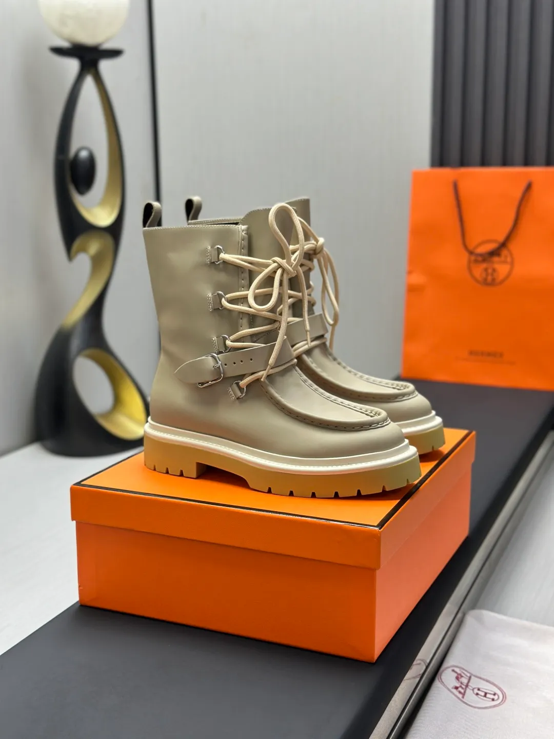 👟👟Ex-factory price 820👟👟 Hermes Martin boots fe new arrival~ Autumn and winter new Bouncing Martin boots casual shoes, the most comfortable shoes from Hermès, no one else⃣️, very light on the feet and good-looking, you will not feel tired when you go shopping and running around👍 The cowhide stitching feels good, very beautiful and versatile, very light and comfortable Hermès GD9321 is perfect for both sports and leisure. It feels great when you step on it! ✔️Fabric: Imported cowhide ✔️Inner lining: Imported silk sheepskin for lining insoles ✔️Outsole: Seamless combination of IP+TPU (multi-color letters) German technology irradiation machine ✔️Size: #35-40 code 🎁Top quality, simultaneous full set of packaging